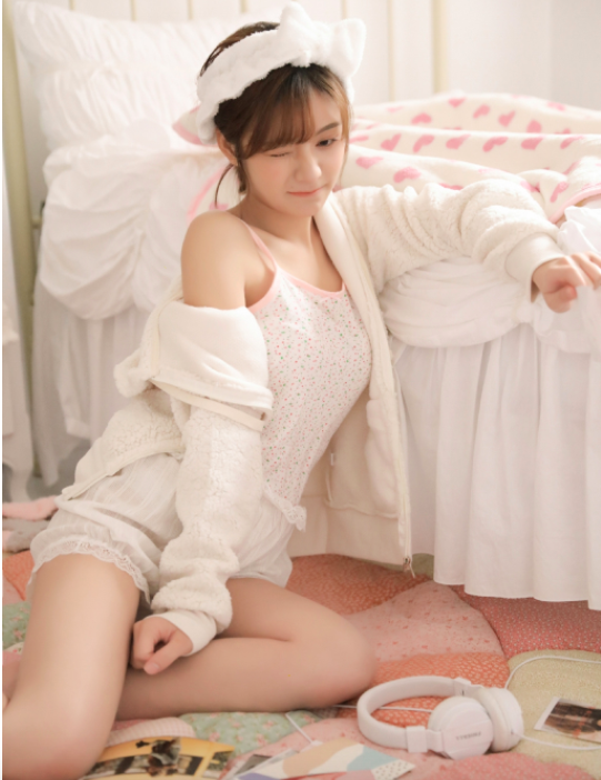 95后甜美清新美女居家服照写真图片 5